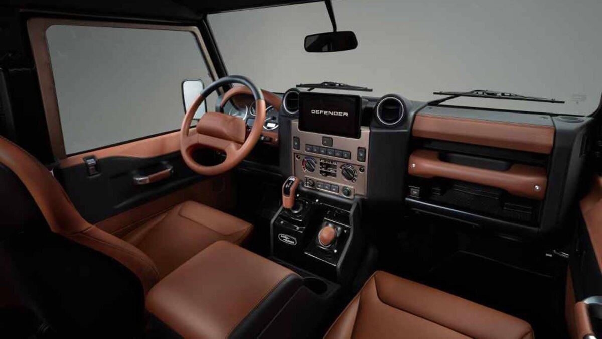 Classic Defender V8 OCTA客製化方案,內裝可選擇升級資訊娛樂系統、晶鑽照明組等現代化配備。(圖/翻攝自 Land Rover官網)