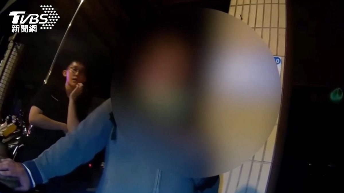 男子拒絕酒測,警方依據《道路交通管理處罰條例》規定製單開罰。(圖/TVBS)