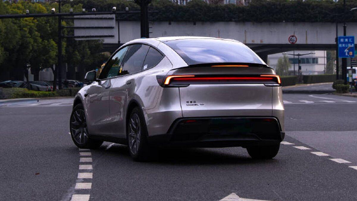 Tesla上海超級工廠第四百萬輛為Starlight Gold車色的Model Y L。（圖／翻攝自Tesla中國微博)