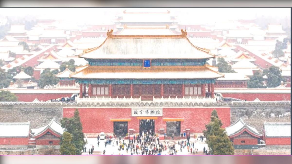初雪遲9天,北京故宮秒變紫禁城,美景吸睛。(圖/央視)
