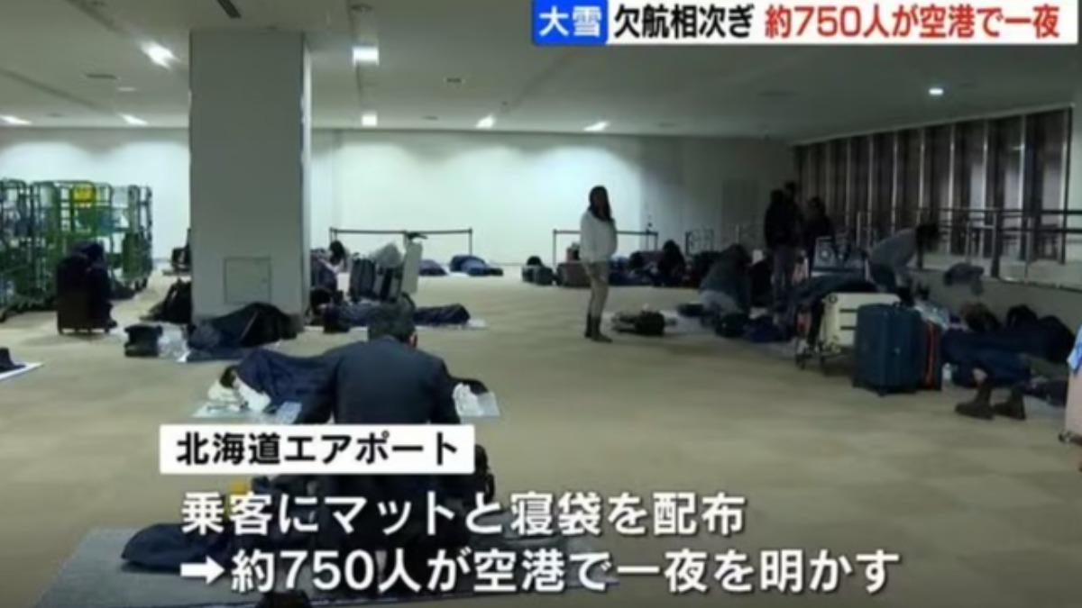 北海道大雪紛飛！近190架航班取消　750人新千歲機場打地鋪