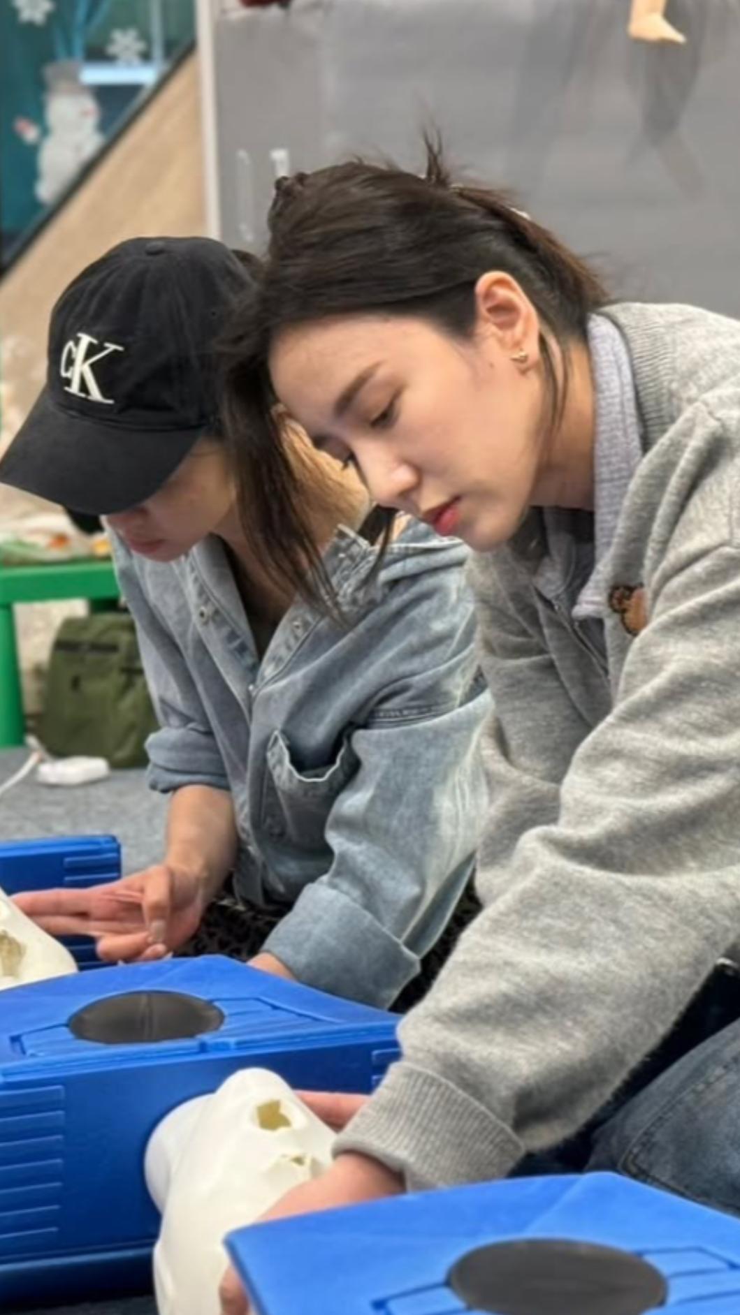 Apple認真聽講基本救命術的課程。(圖/翻攝自Instagram/appleweiting)
