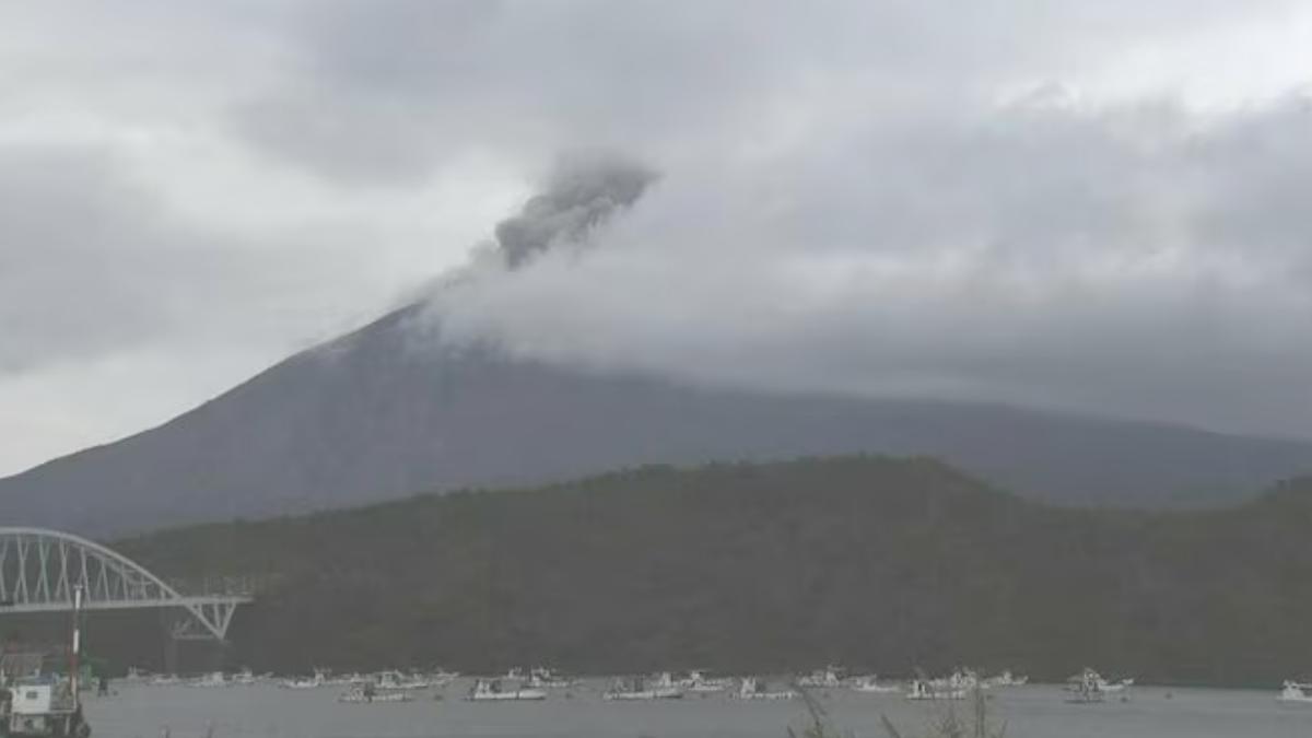 櫻島火山接連噴發！煙柱直衝600米高　火山灰將襲鹿兒島、熊本