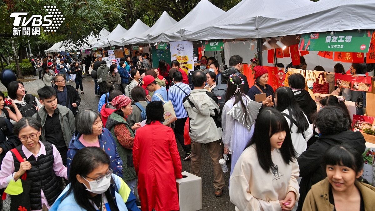 許多民眾不畏寒冷下雨,前來現場共襄盛舉。(圖/胡瑞麒攝)