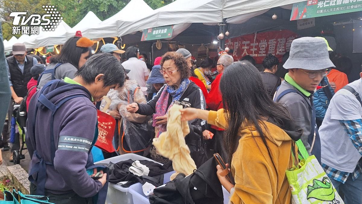 現場也有愛心義賣活動,吸引不少民眾共襄盛舉。(圖/胡瑞麒攝)