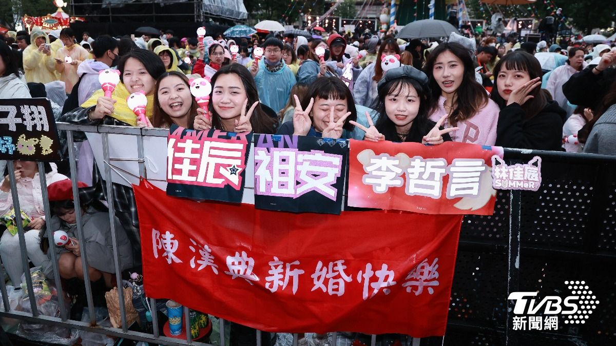 還沒下午5點,已有許多粉絲在現場,還有人舉紅布祝福主持人陳漢典新婚快樂。(圖/黃城碩攝)