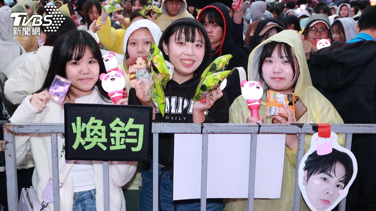 大批Ozone粉絲已到場等候偶像。(圖/黃城碩攝)