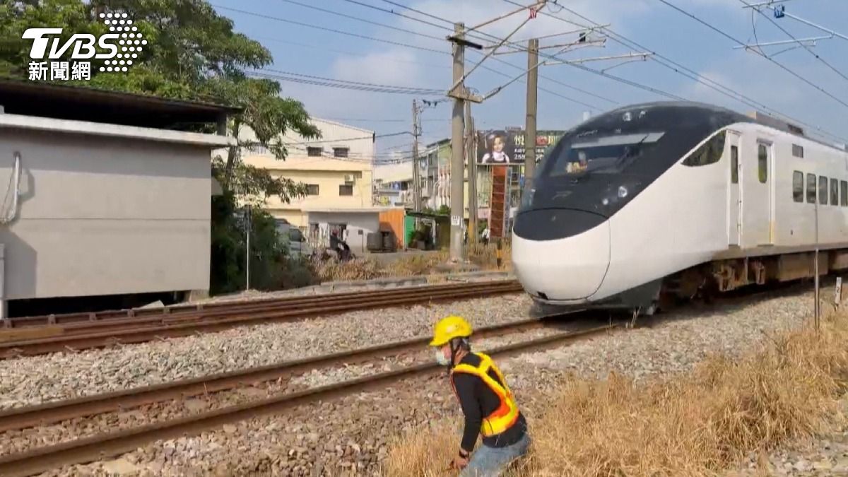 台鐵人員在完成搶修後,先安排第一班列車以降速方式通過該路段,確認軌道安全無。(圖/TVBS)