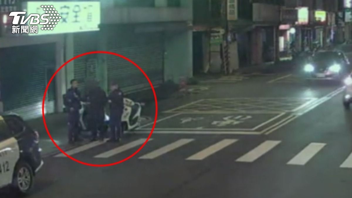 騎士違規遭警攔查，曝光通緝身分。（圖／TVBS）