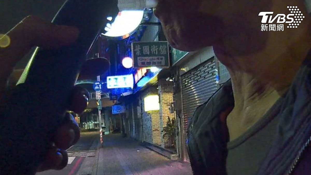 男子違規騎滑板車上路,被警抓包酒測值超標,還堅稱沒喝酒。(圖/TVBS)