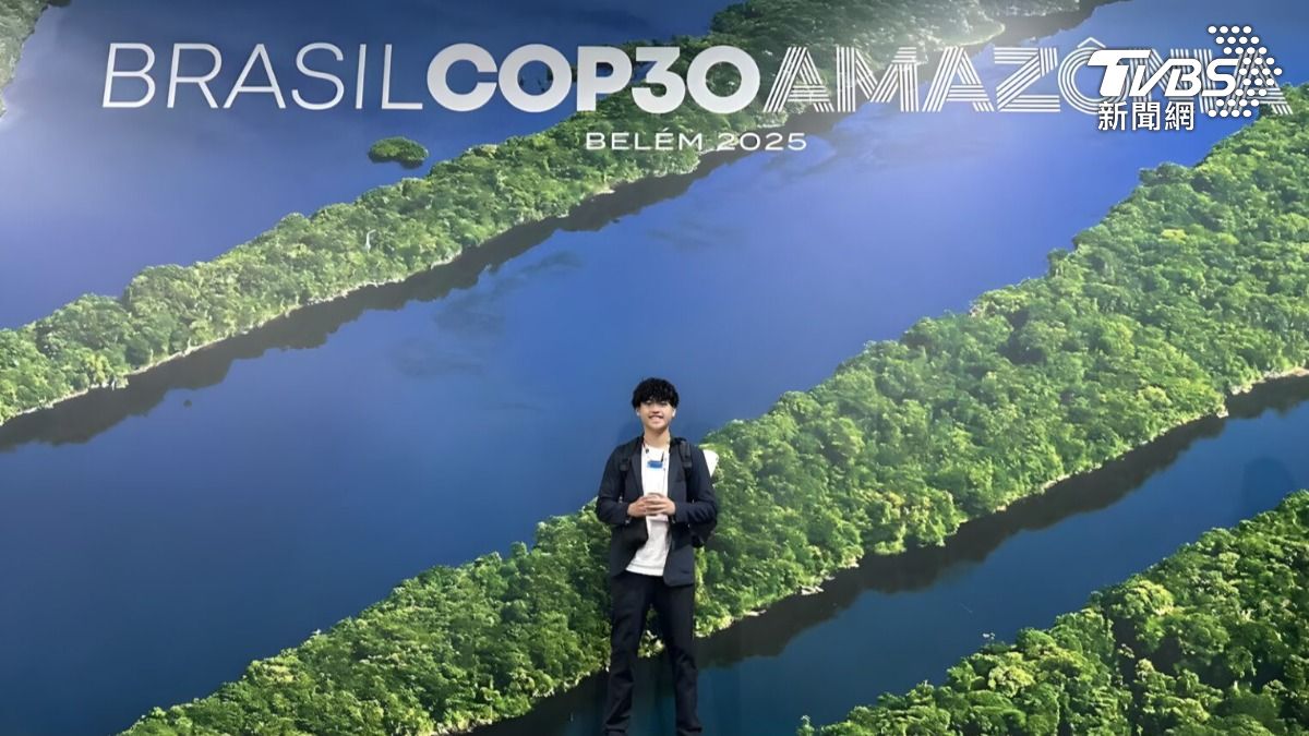 在 COP30 的演講上,來自台灣的柯晟睿展示了他與團隊花了一年多時間完成的 Aquacendo 點亮濾水瓶。(圖/Aquacendo)
