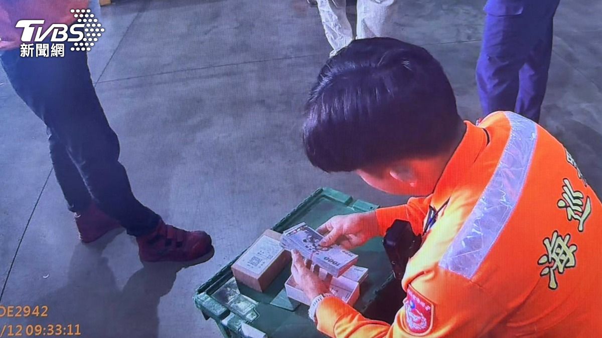 X光機一掃,物流包裹竟藏20萬。(圖/TVBS)