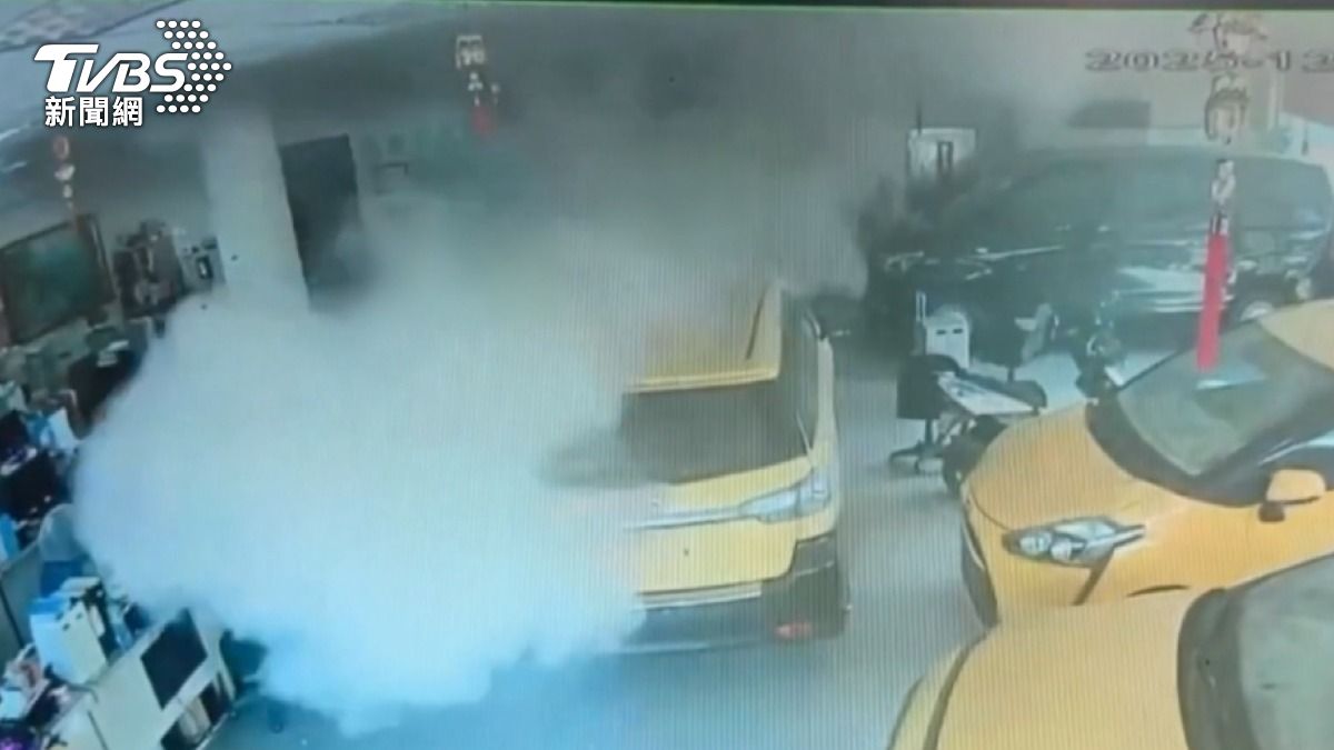 當濃煙充滿車行時，老闆兒子立即衝進辦公室拿出滅火器，迅速撲滅火勢。（圖／TVBS）