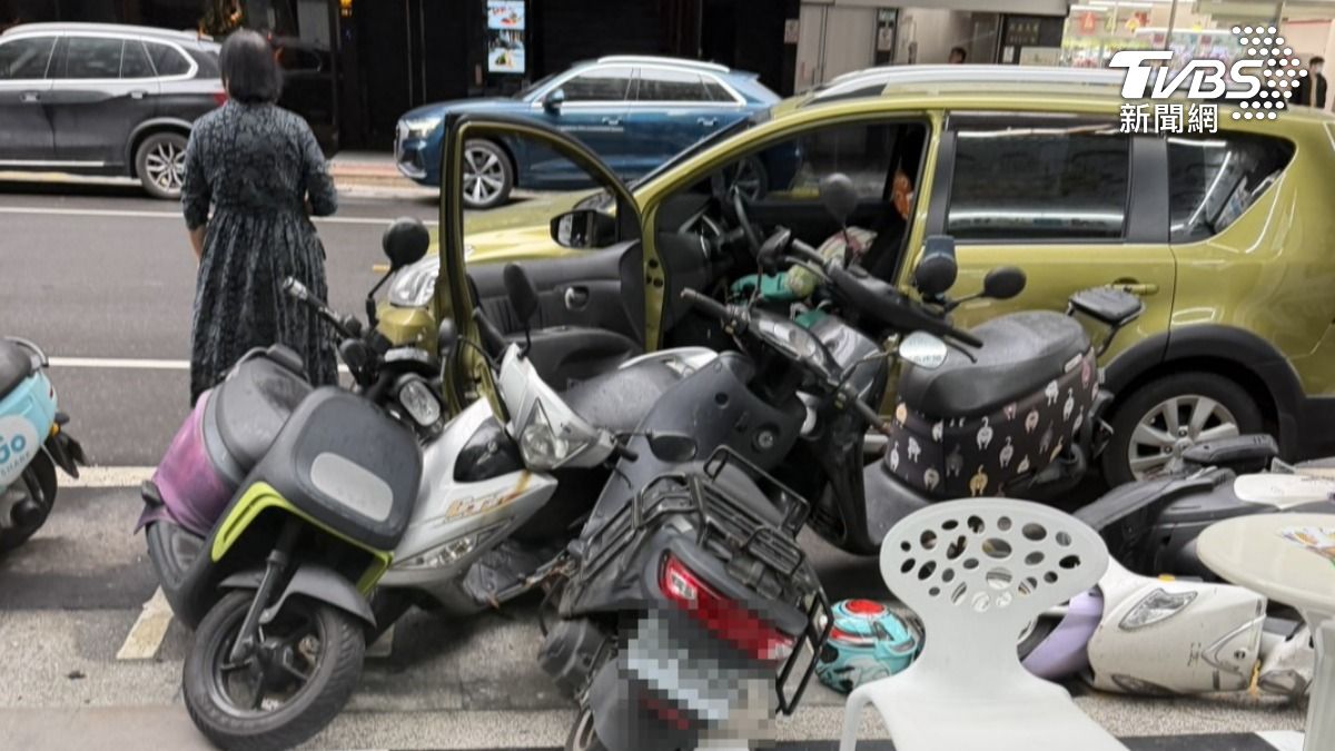 婦闖禍撞爛7機車。(圖/TVBS)