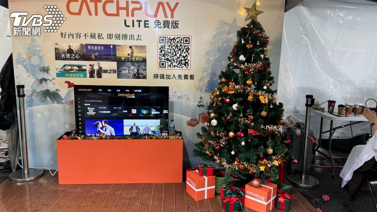 CATCHPLAY+的大安森林公園耶誕嘉年華攤位布置得無比溫馨。(圖/陳建嘉攝)