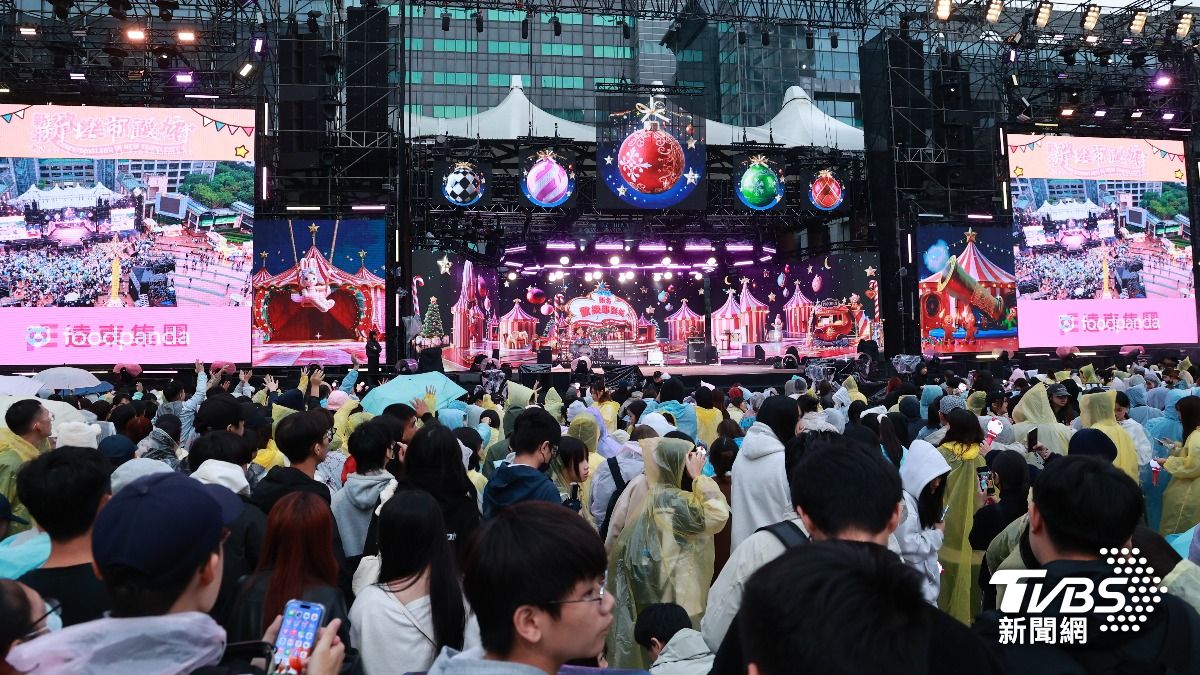 「2025新北歡樂耶誕城巨星耶誕演唱會—The Greatest Show」許多粉絲湧入。(圖/黃城碩攝)