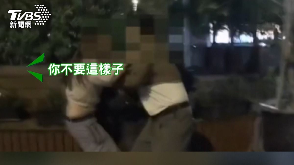 酒錢談不攏! 男友PK閨密開打 女左右為難崩喊「不要這樣」。(圖/TVBS)