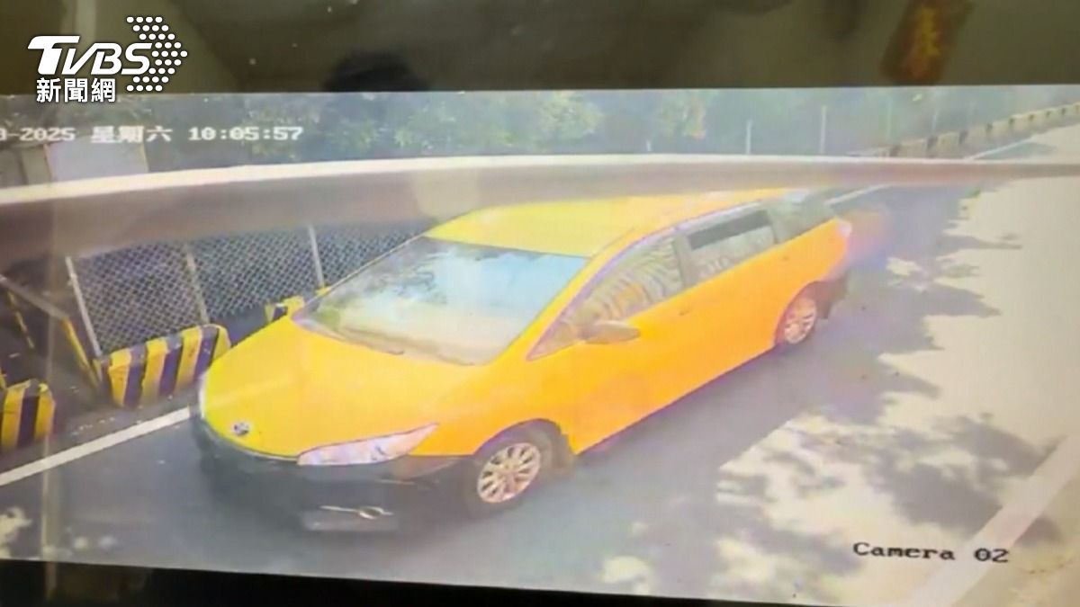 事件發生在高雄鳳山,賴姓駕駛開著未懸掛車牌的車輛沿中崙路由東往西前進。(圖/TVBS)
