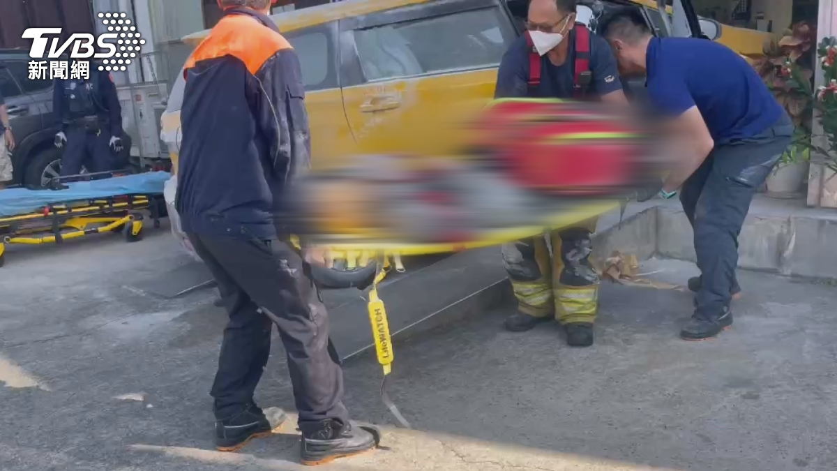目前賴姓駕駛仍在醫院昏迷急救中,他的車輛在鑑識後只能暫時移除安置。(圖/TVBS)