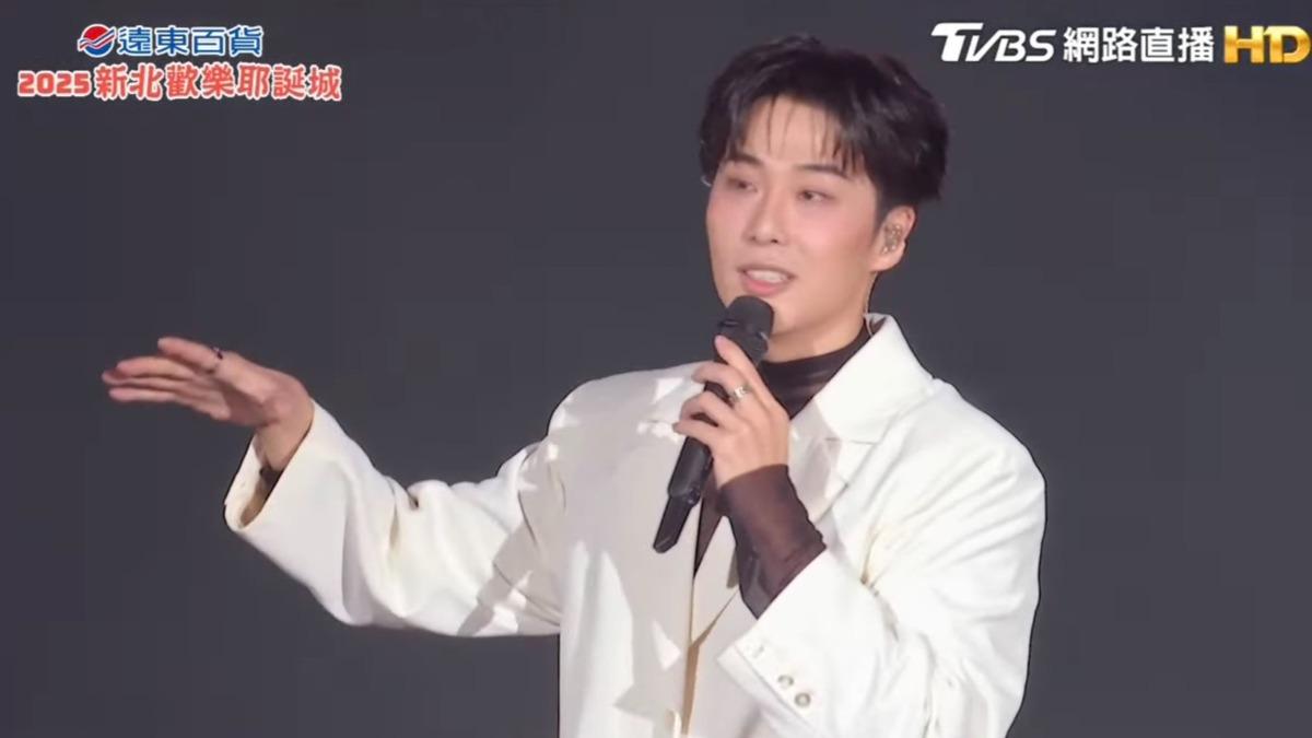 李東軒演出〈糾結了〉致敬天王周杰倫。(圖/TVBS)