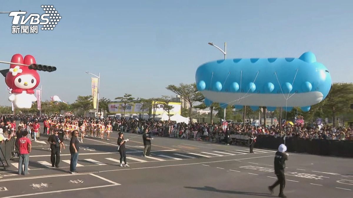 高雄卡通巨型氣球遊行!超萌「貓貓蟲咖波」現身 民眾爭相卡位搶拍。(圖/TVBS)