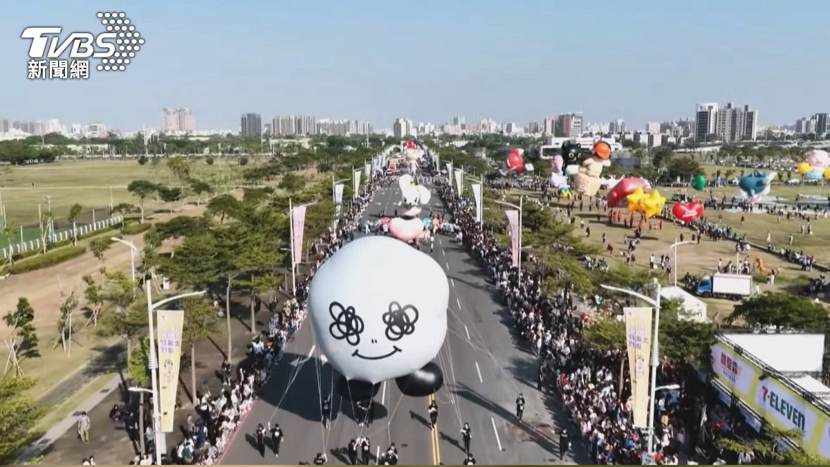 高雄卡通巨型氣球遊行!超萌「貓貓蟲咖波」現身 民眾爭相卡位搶拍。(圖/TVBS)