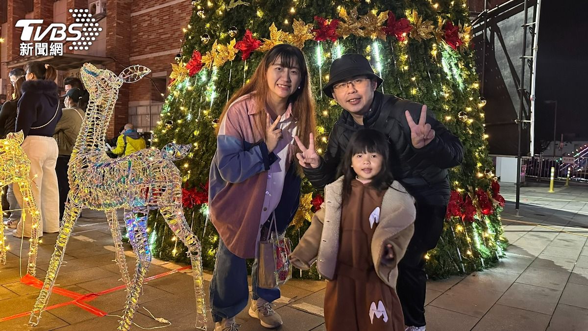 民眾稱讚今年沙美聖誕活動表演、市集更勝以往。（圖／程子奕攝）