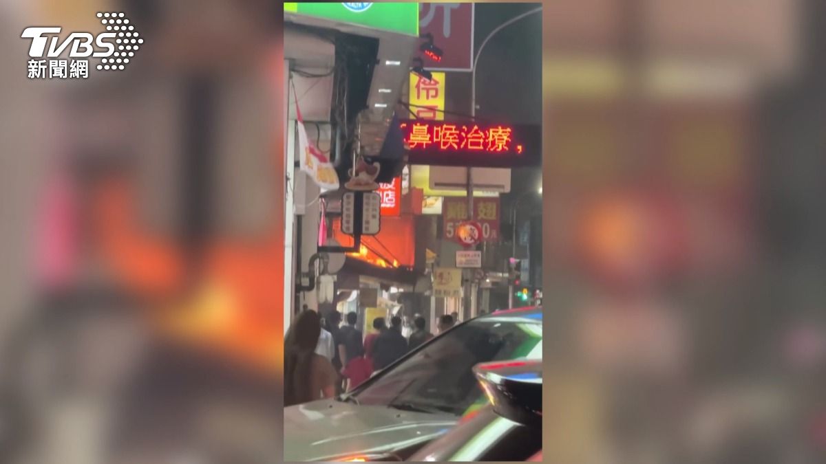 新店餐廳起火冒濃煙。(畫面翻攝自Threads @enchen_11_12)