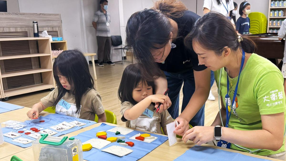 夏凱納靈糧堂陪伴孩子在自由探索中學習。（圖／夏凱納靈糧堂提供）