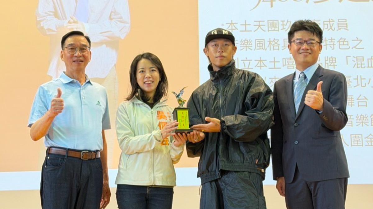 健志笑說以後也要讓兒子讀大業國中。(圖/混血兒娛樂提供)