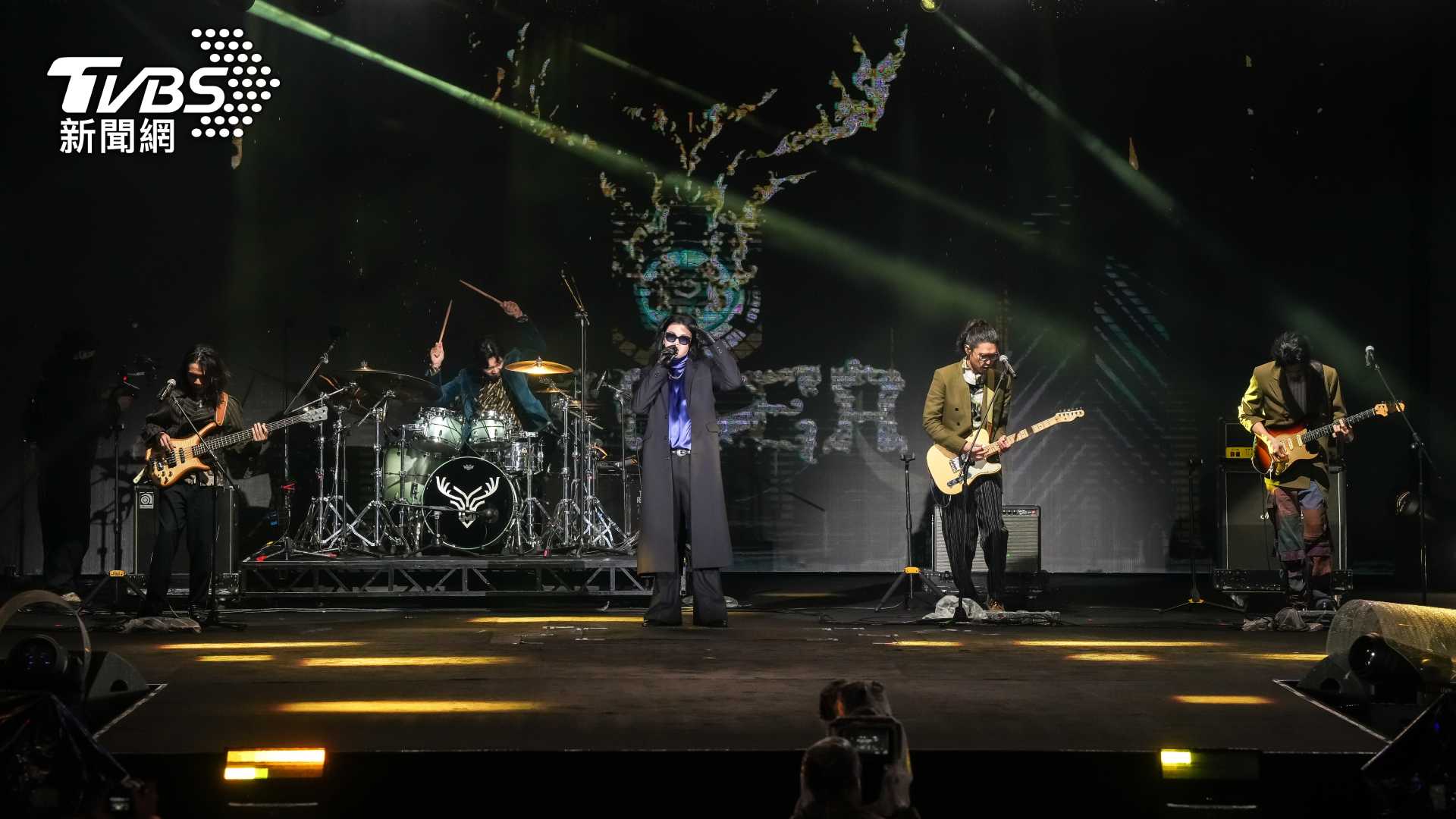 「巨星耶誕演唱會—The Greatest Show」由金曲樂團麋先生MIXER揭開序曲。（圖/TVBS）