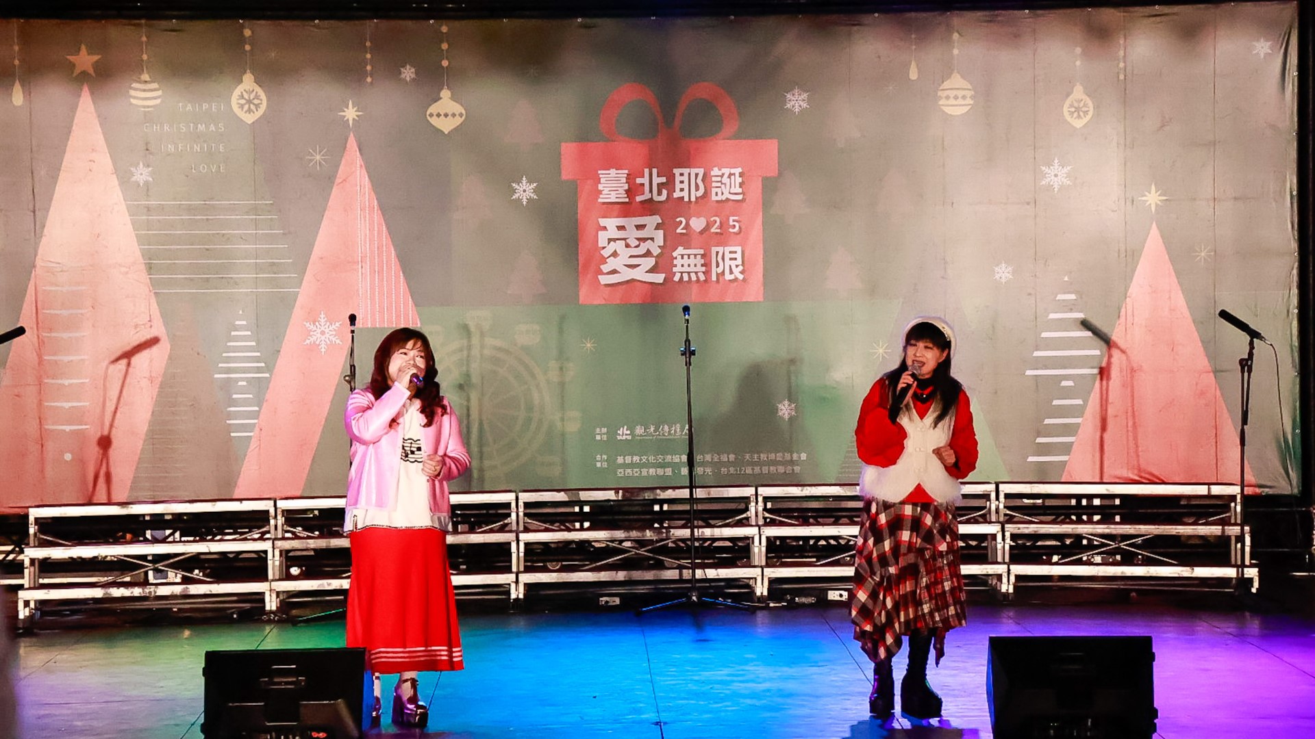 ▲三屆金曲獎得主南方二重唱以天籟嗓音帶領觀眾重回純真美好的民歌歲月。(圖片來源:臺北市政府觀光傳播局)