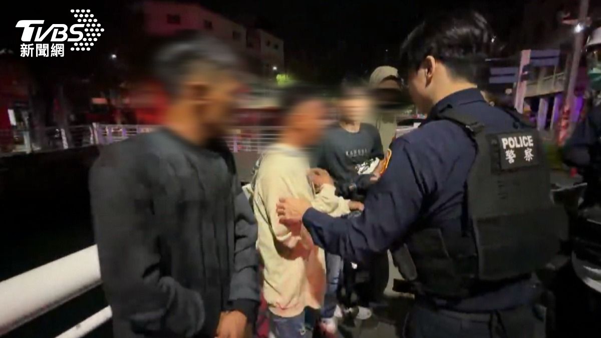 兩人全身濕透，在寒冷深夜裡瑟瑟發抖。（圖／TVBS）