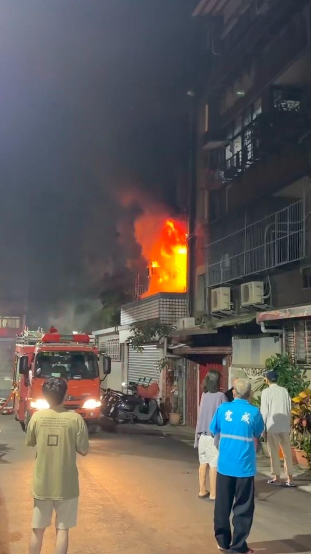 警消緊急疏散該棟公寓住戶,並將4樓受困民眾成功救出,現場共疏散8人避難。(圖/謝承恩提供)