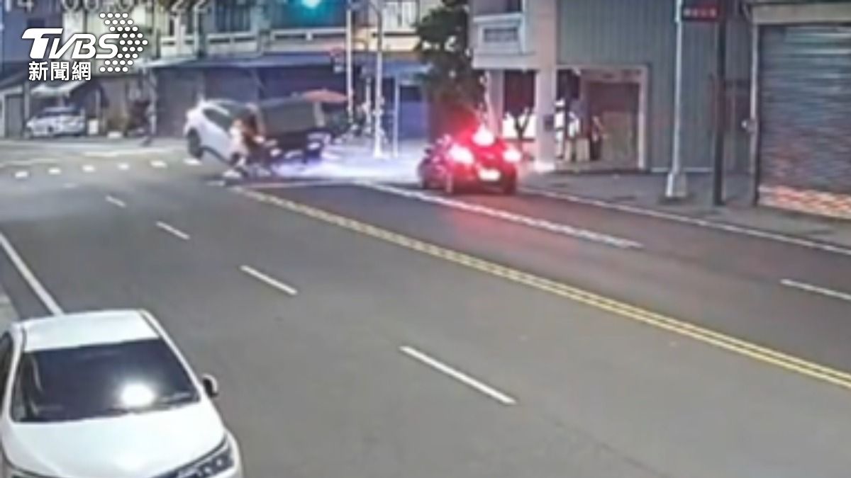 有片/雲林重大事故!轎車逆向衝撞成廢鐵 貨車衰遇劫2人雙亡
