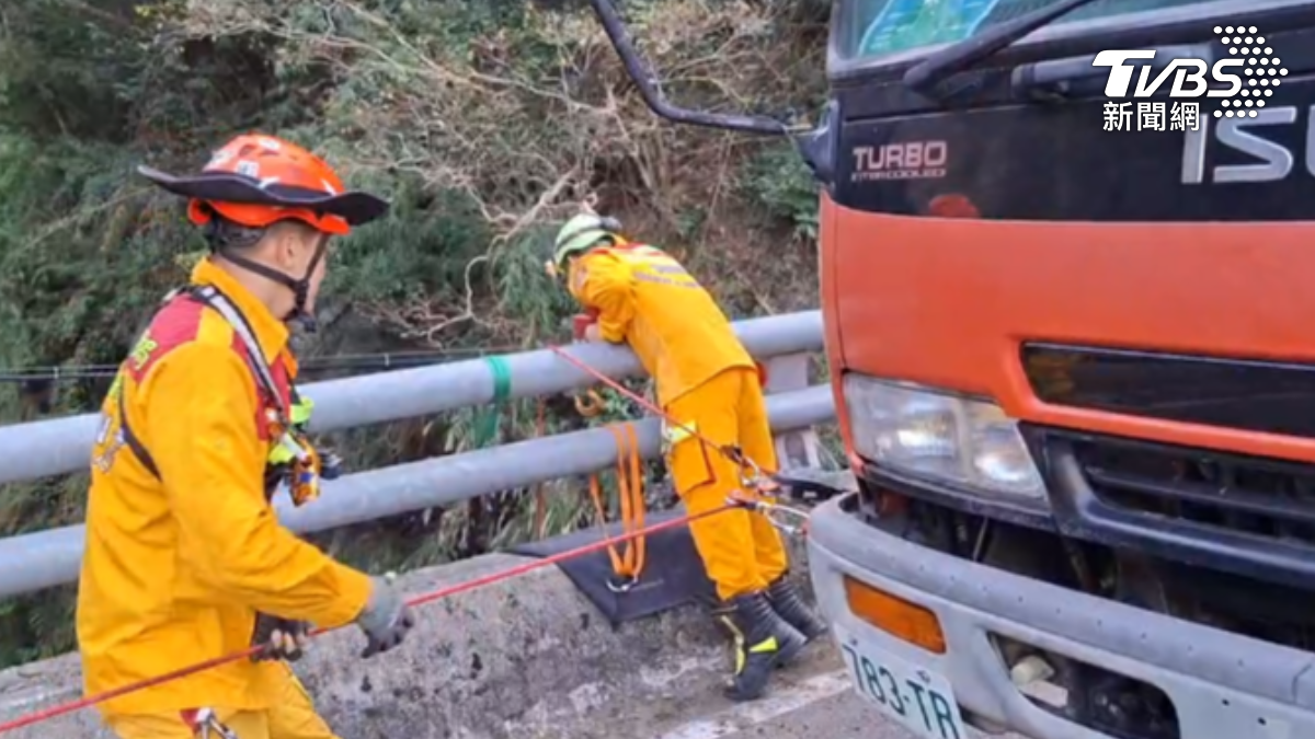 霧台斷魂車禍!8旬婦自撞護欄「拋飛墜橋」 摔30米深亡