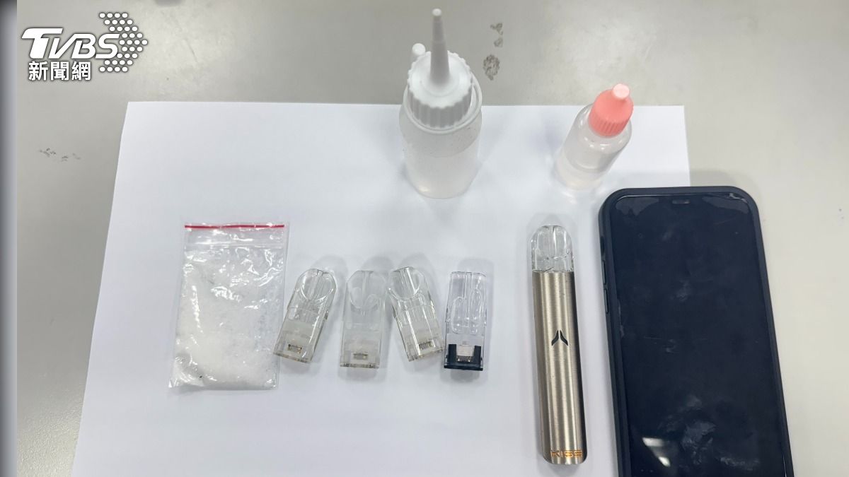 警方於犯嫌身上起獲依托咪酯粉末、菸油及菸彈等毒證。(圖/TVBS)