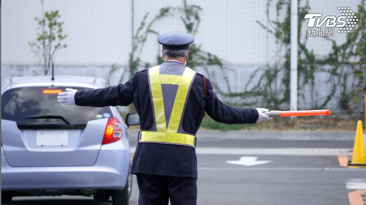 曾年收百萬！70歲退休經理成工地保全　遭年輕上司斥責無奈低頭