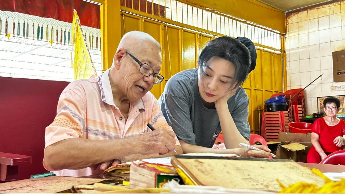 范冰冰跟導演張吉安的父親學習畫解降頭符咒。(圖/張吉安提供)