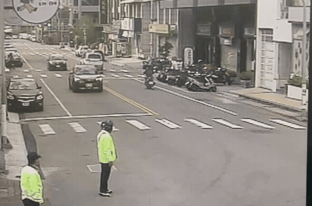 雖然康男車速不快,但西男遭碰撞後噴飛,頭再撞上一旁電線桿,導致沒有呼吸心跳。(圖/TVBS)