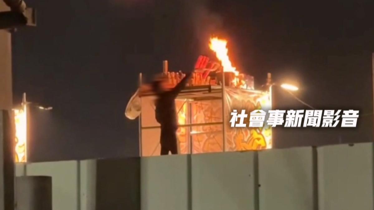 嘉義市一場廟會活動舉辦煙火秀時發生意外事故,煙火意外引燃廟方搭建的柱子頂端,還好立即撲滅。(圖/翻攝社會事新聞影音)
