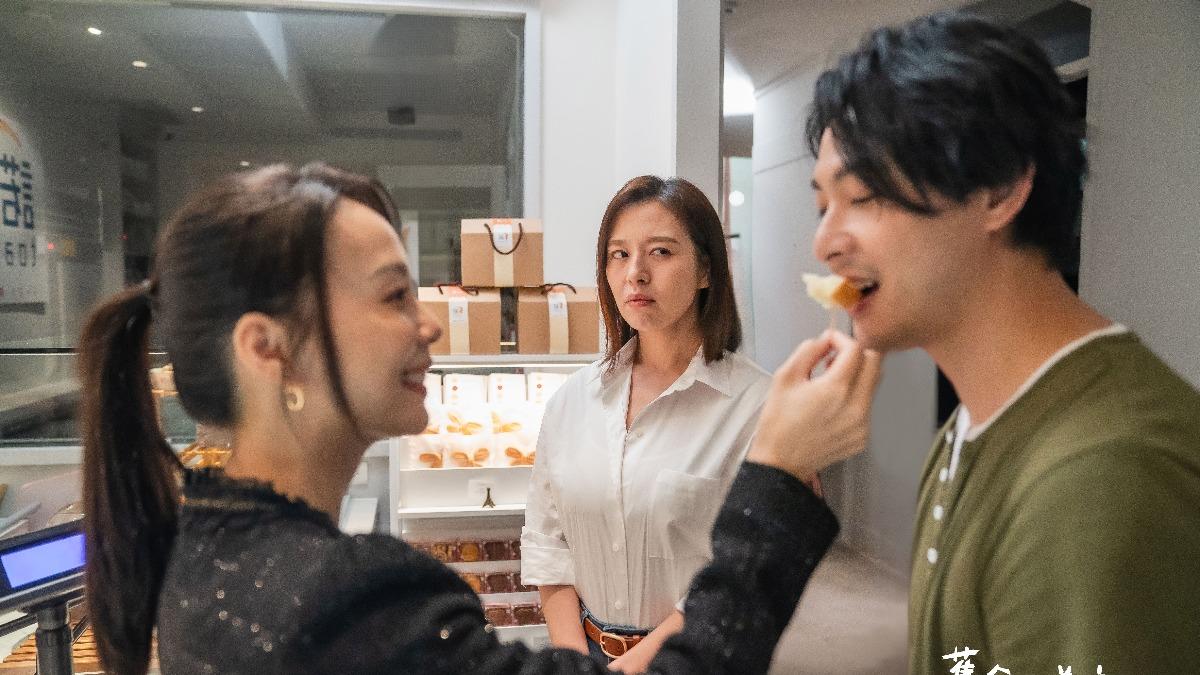 孫淑媚(左)順手餵食連晨翔,引發劉品言的醋意。(圖/TVBS提供)
