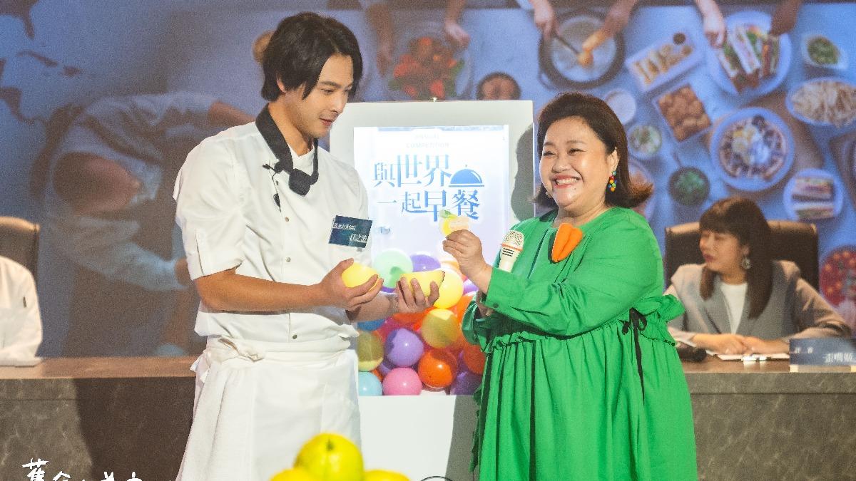 鍾欣凌(右)特別客串美食競賽節目主持人。(圖/TVBS提供)