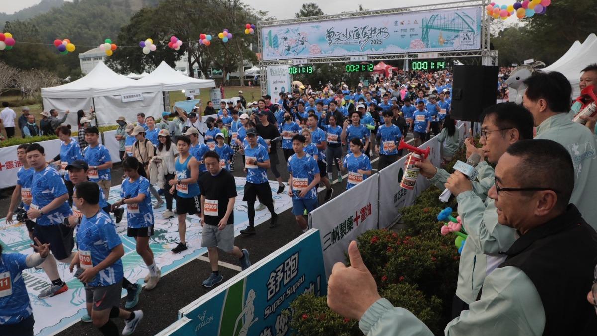 第42屆曾文水庫馬拉松今天清晨由台南市長黃偉哲等人鳴笛起跑。（圖／台南市政府提供）