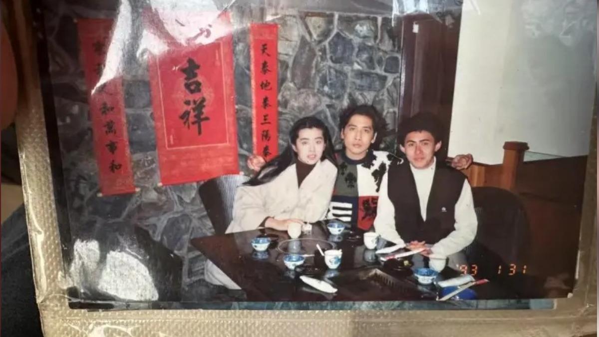 王祖賢、齊秦32年前約會照曝光! 影迷翻舊照驚呼:女神在我家