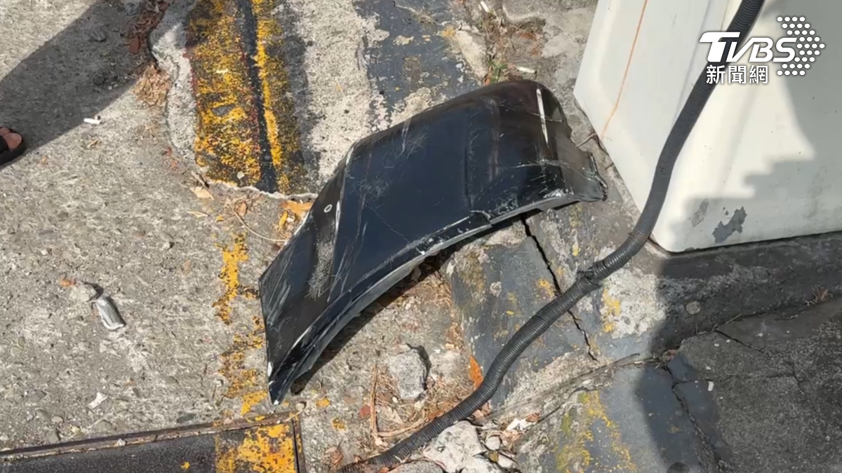 目擊民眾表示看到車子撞擊後跑到其他地方，撞擊力道之大導致前車零件掉落。（圖／TVBS）