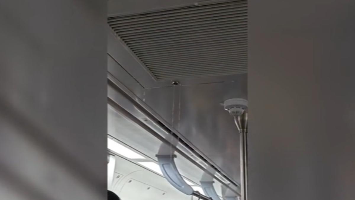 有旅客搭乘台鐵區間車，發現頂端漏水，還笑稱是「常駐花灑」。（圖／＠debbie.linyuchun授權提供）