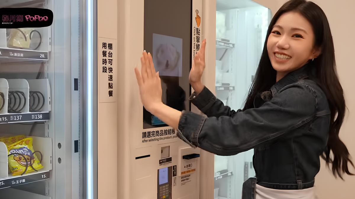 等待食物從機台送到出口的過程中，家寧興奮地擺動身體，忍不住跳起舞來。（圖／翻攝自YT@秘月期POPOO）