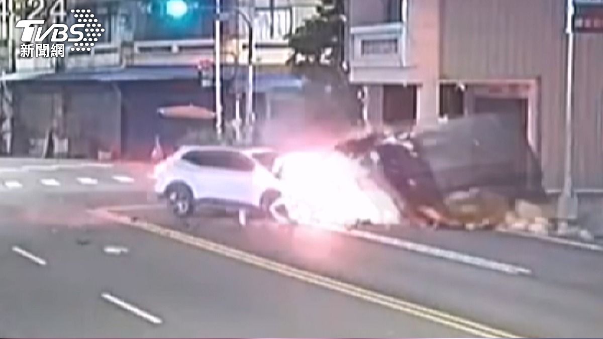逆向衝撞釀2死2傷!雲林休旅車爆炸起火 小貨車2人當場OHCA。(圖/TVBS)