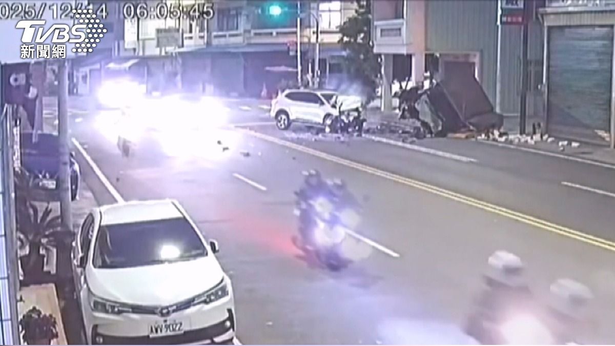 斗南大同路逆向撞擊 白車衝撞釀2死2傷。(圖/TVBS)